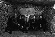 Queens of the Stone Age – Alive in the Catacombs
