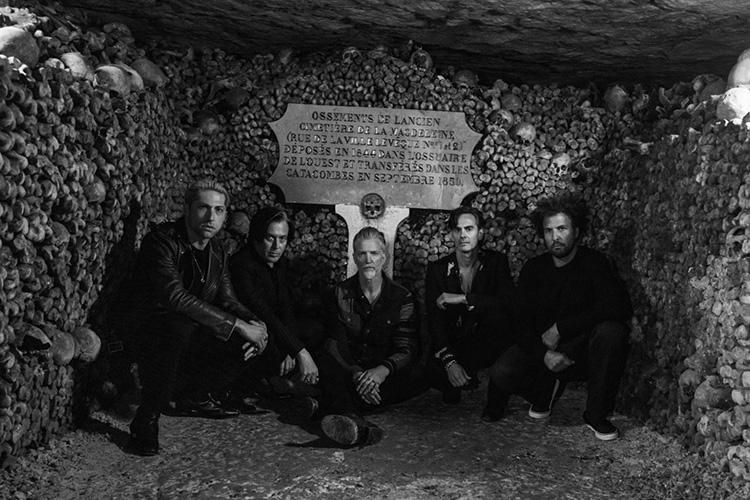 Queens of the Stone Age – Alive in the Catacombs